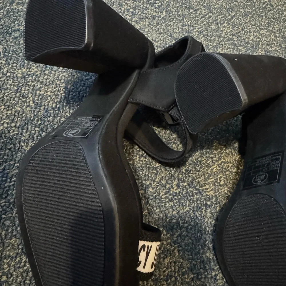 Selling this beautiful platform heels from juicy couture. - Picture 4 of 5